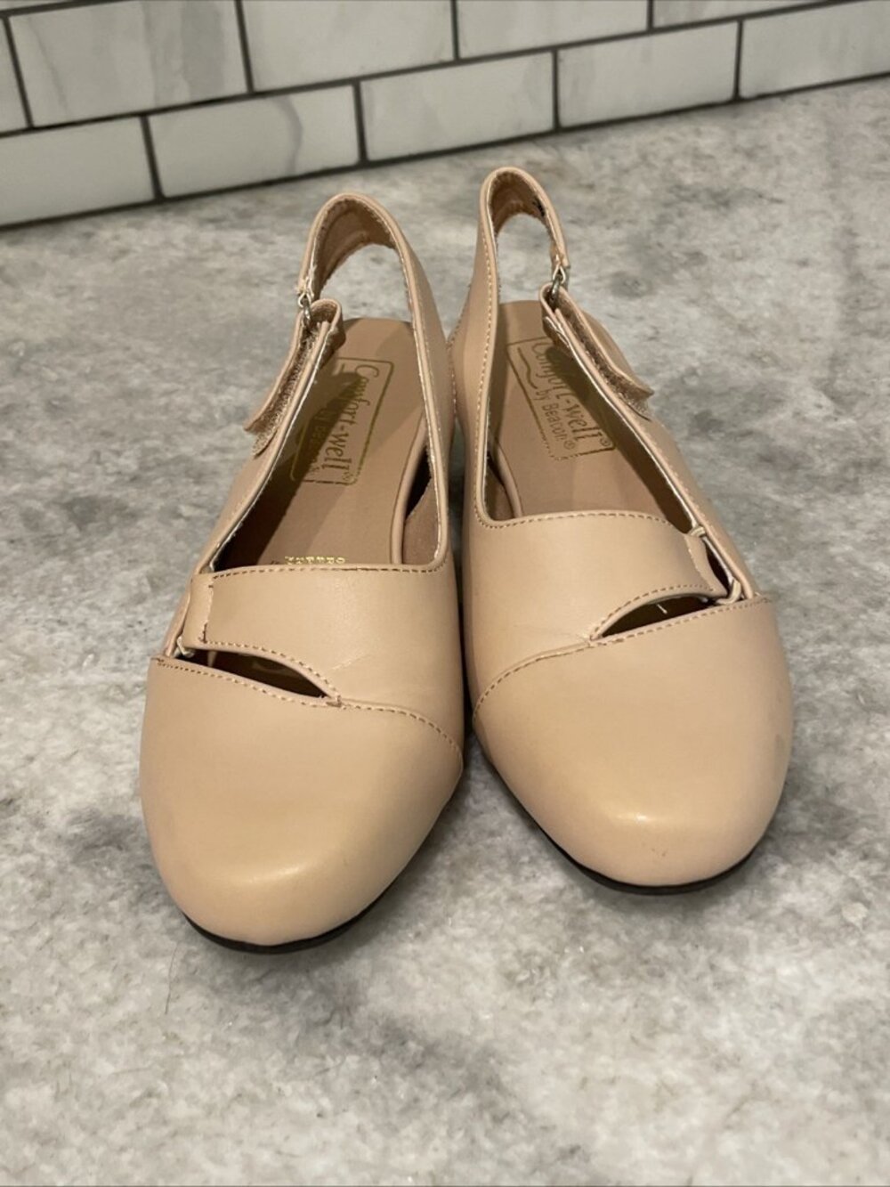 Comfort Well by Beacon Shoes Womens 5.5 Taupe Beige Heels Comfort - Picture 3 of 9